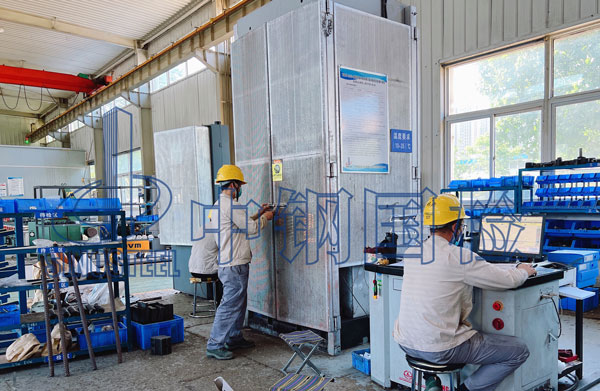 金属所正在做拉伸试验